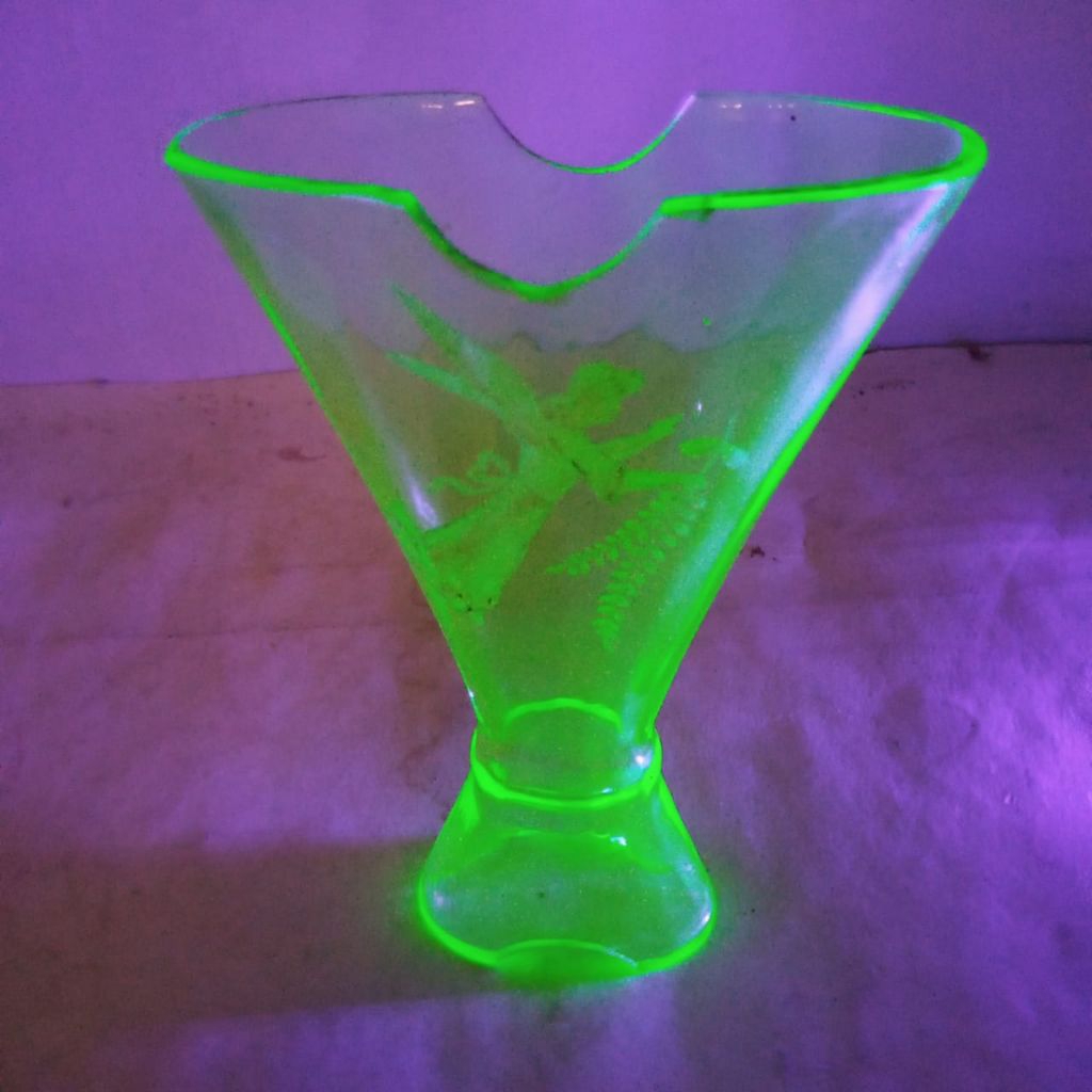 Pajangan vas kaca kristal antik menyala bahannkaca kiristal uranium tua