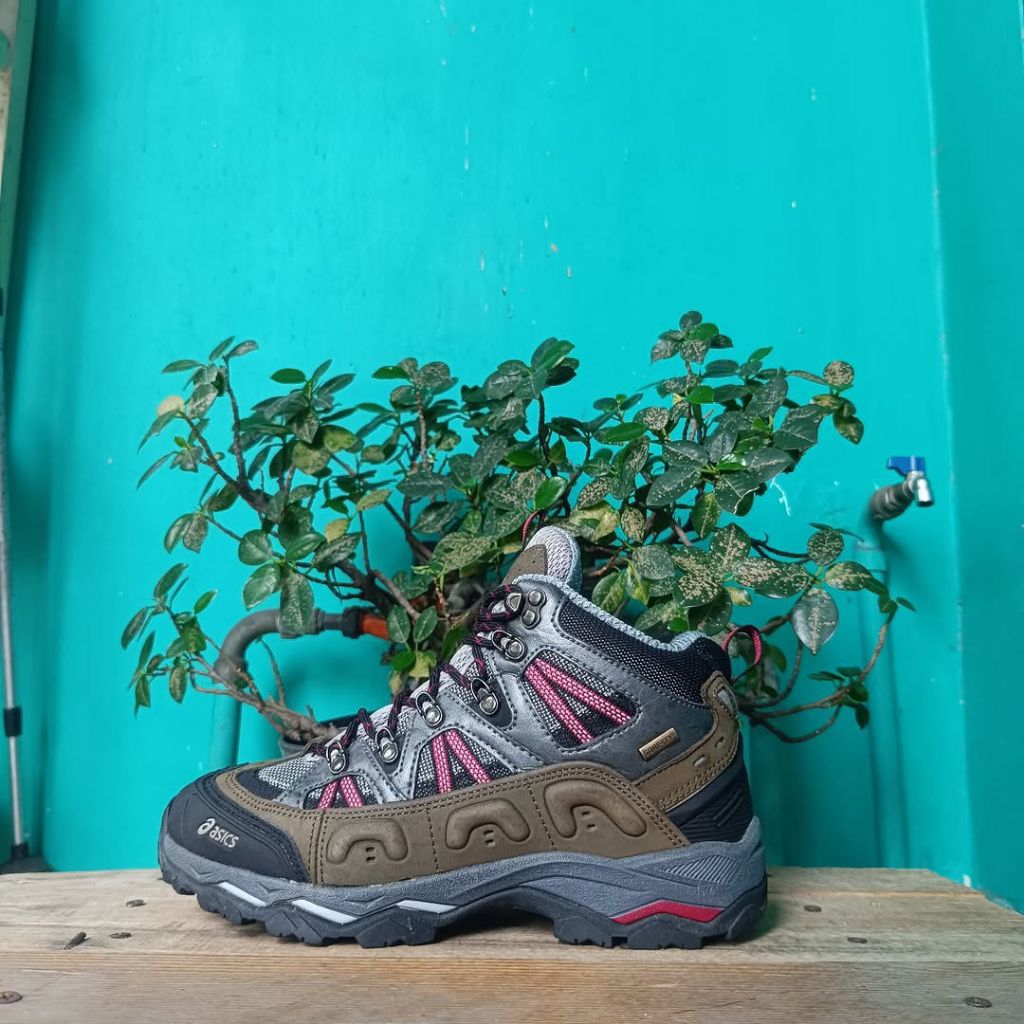 Sepatu gunung hiking treking outdoor asics size 40,5
