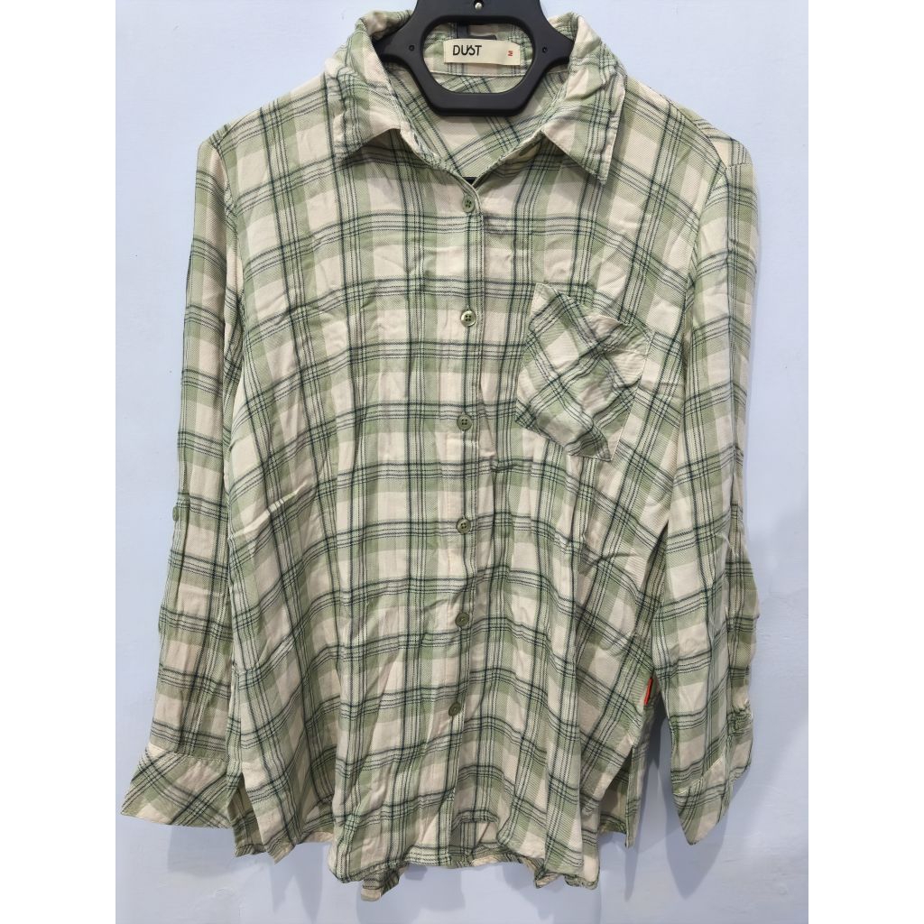 Kemeja kotak dust