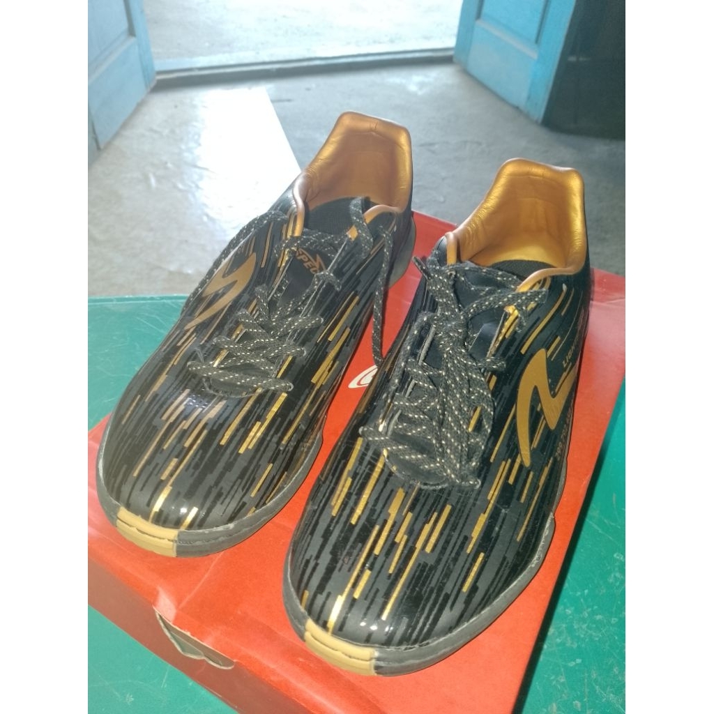 specs lightspeed reborn in hitam emas