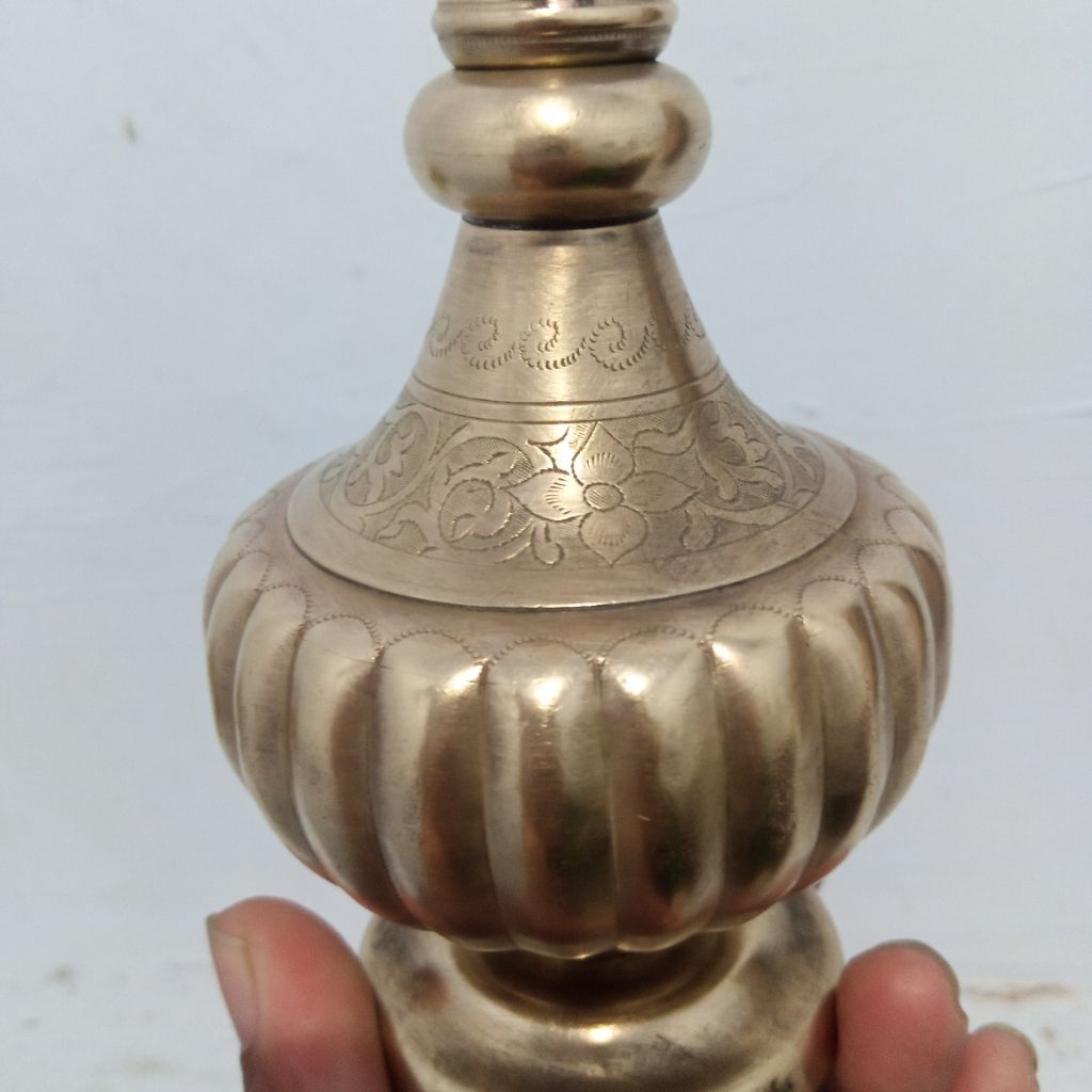 Botol cucur air mawar antik untuk acara kegamaan