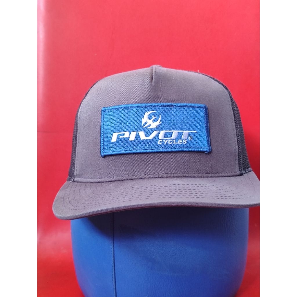 Topi Sepeda Pivot Cycles