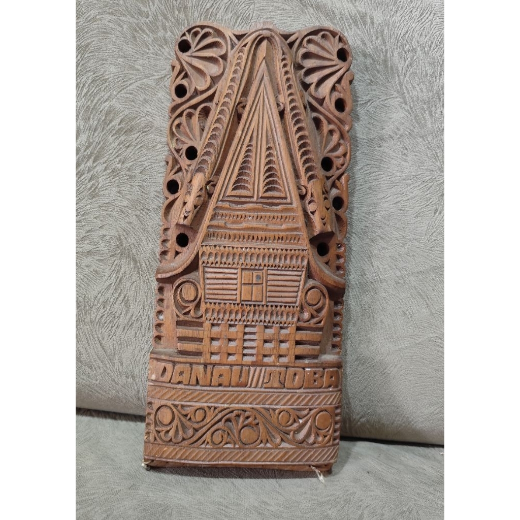 Hiasan dinding  Rumah batak ukiran kayu kuno eks Kalender Jadul minus gantungan di bawah hilang T:31