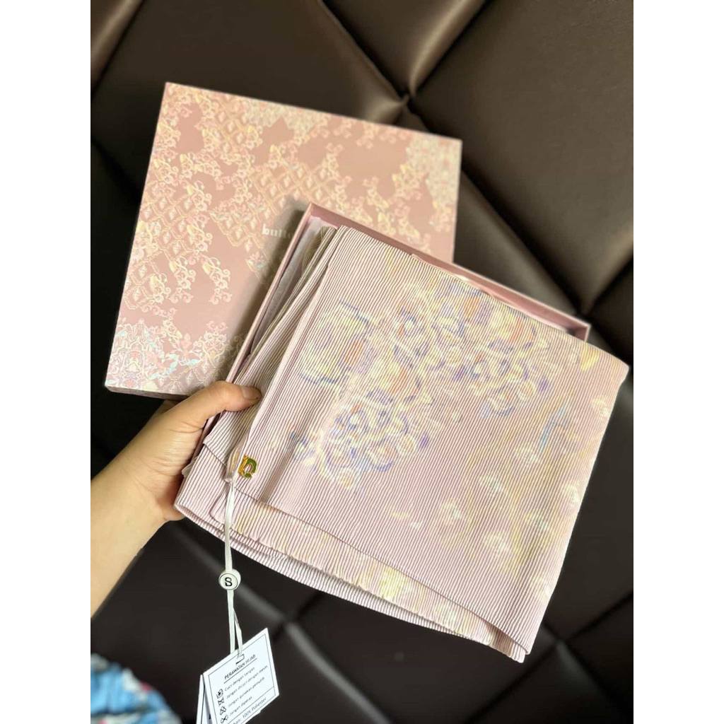 New Buttonscarves The Granada Pleated Shawl - Pink Mist