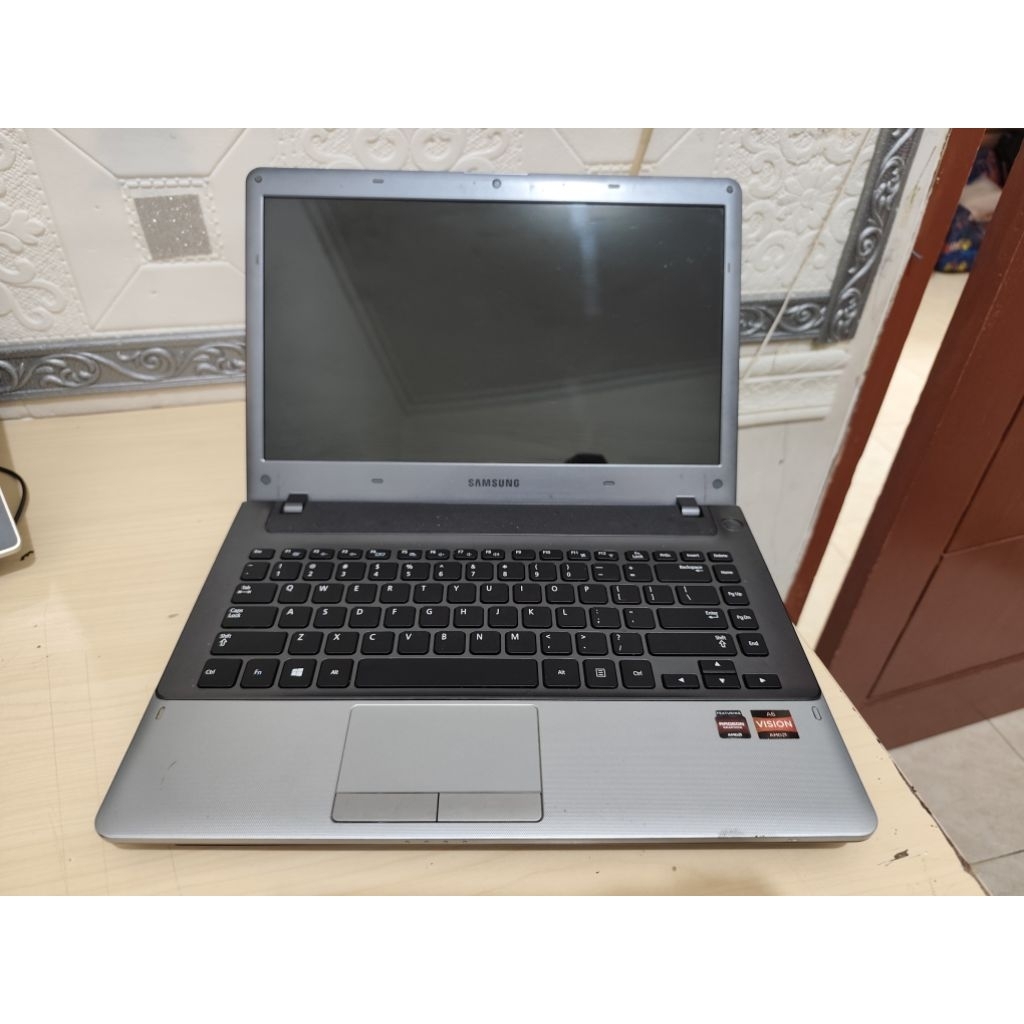 Laptop Samsung NP355V4X AMD A6 4400M 2.7Ghz (Rusak) Untuk PARTS