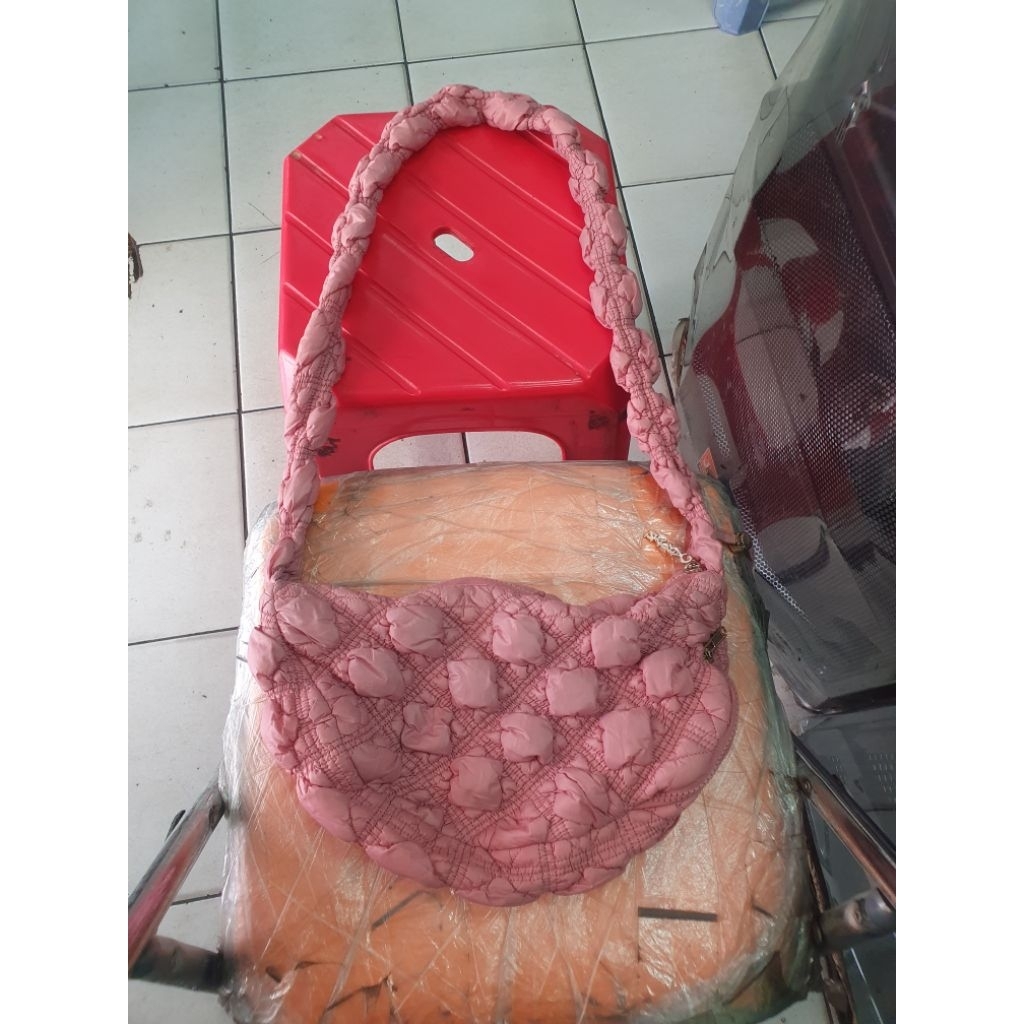 Tas Slempang Wanita Carlyn Nylon Bahan Lembut Halus Warna Pink Seken Bekas Pakai Kondisi Bagus