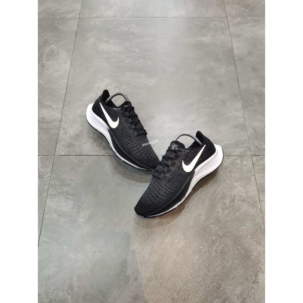 Nike Air Zoom Pegasus 37 Black White. Size 42 insol 26,5