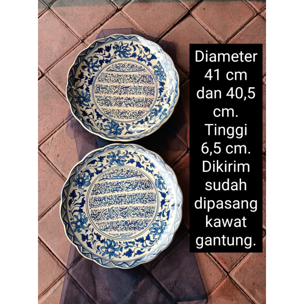 Diameter 41 cm an dan 40 cm an 2 buah piring gantung keramik lukis kaligrafi biru putih di buat sepe
