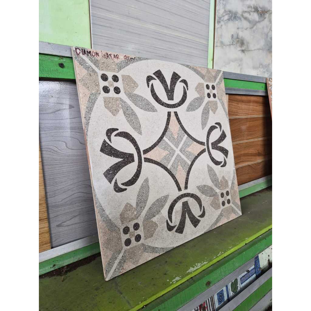 Keramik Lantai Motif Diamon Qatar Grey 50x50 Motif Bunga Klasik Elegan Anti Slip untuk Ruang Tamu & 