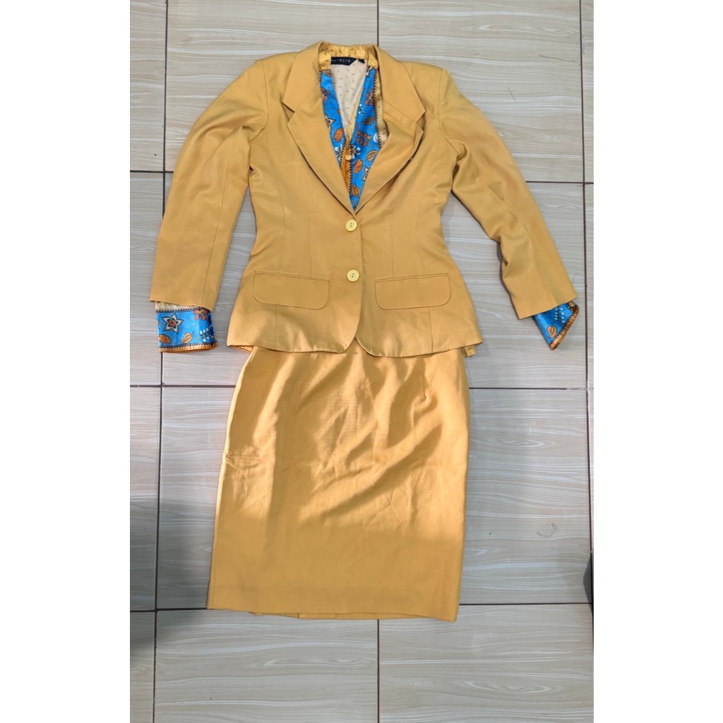 Preloved Seragam CS / Teller Bank Mandiri Orange (Senin)