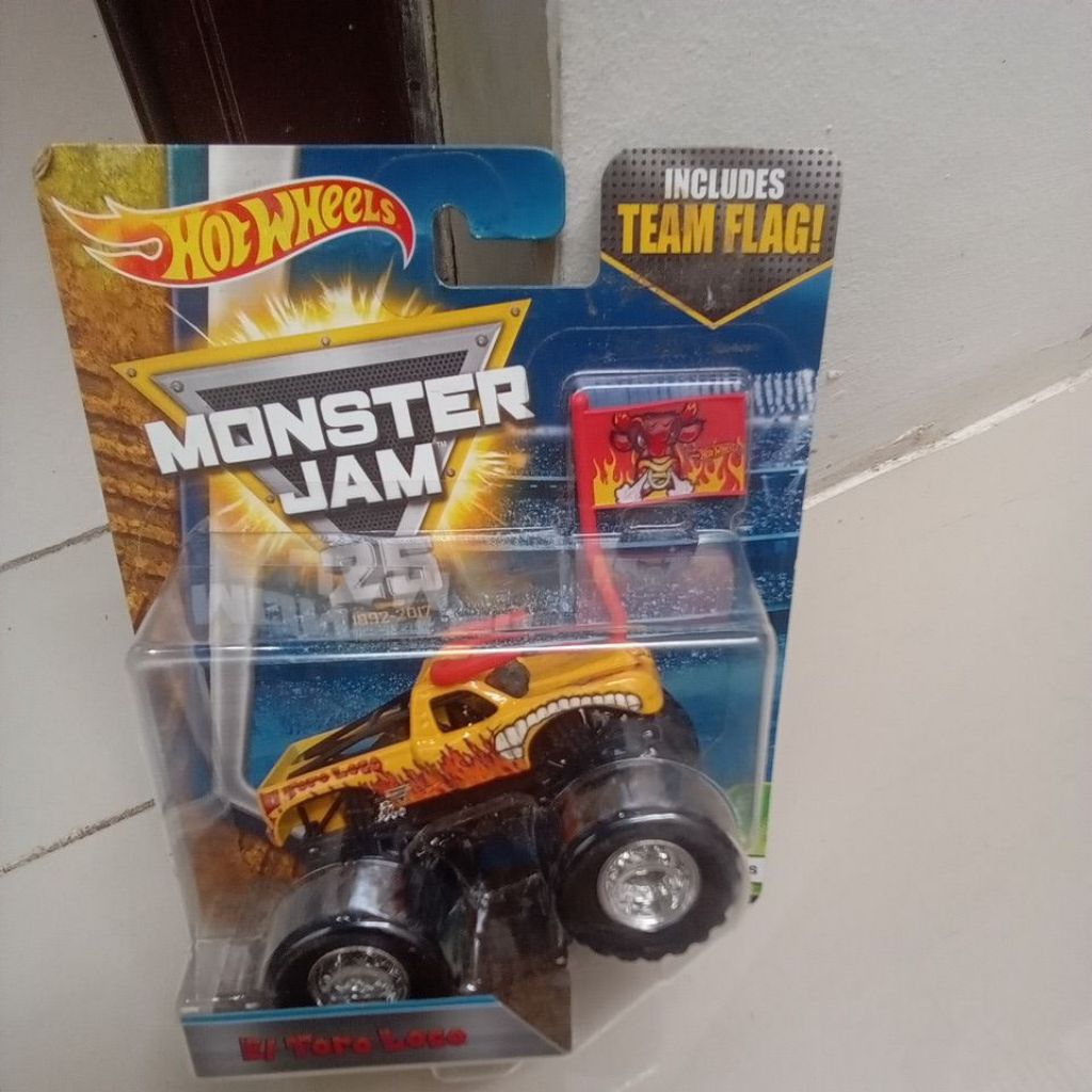 el toro loco monster jam hotwheels team flag