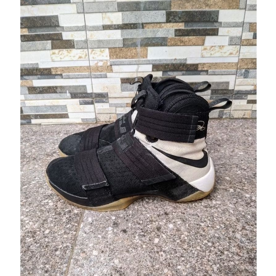 Sepatu Basket Lebron Soldier 10