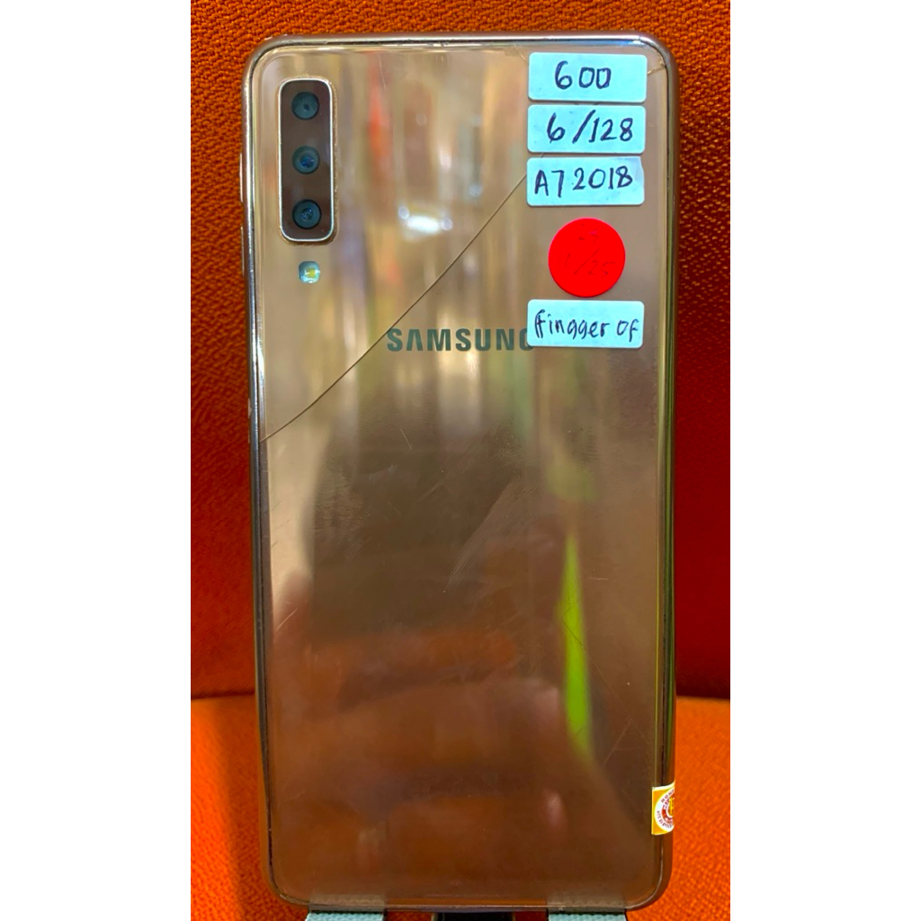 Hp second Samsung A7 2018 warna gold minus retak tutup belakang+no pingerpint LCD gantian Ram 6/128 