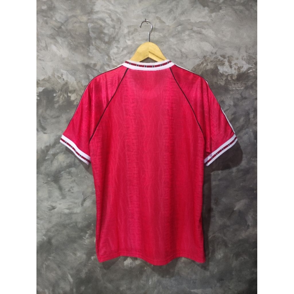 jersey kandang retro Adidas Manchester United 1990–1992 berwarna merah dengan sponsor "SHARP" di bag