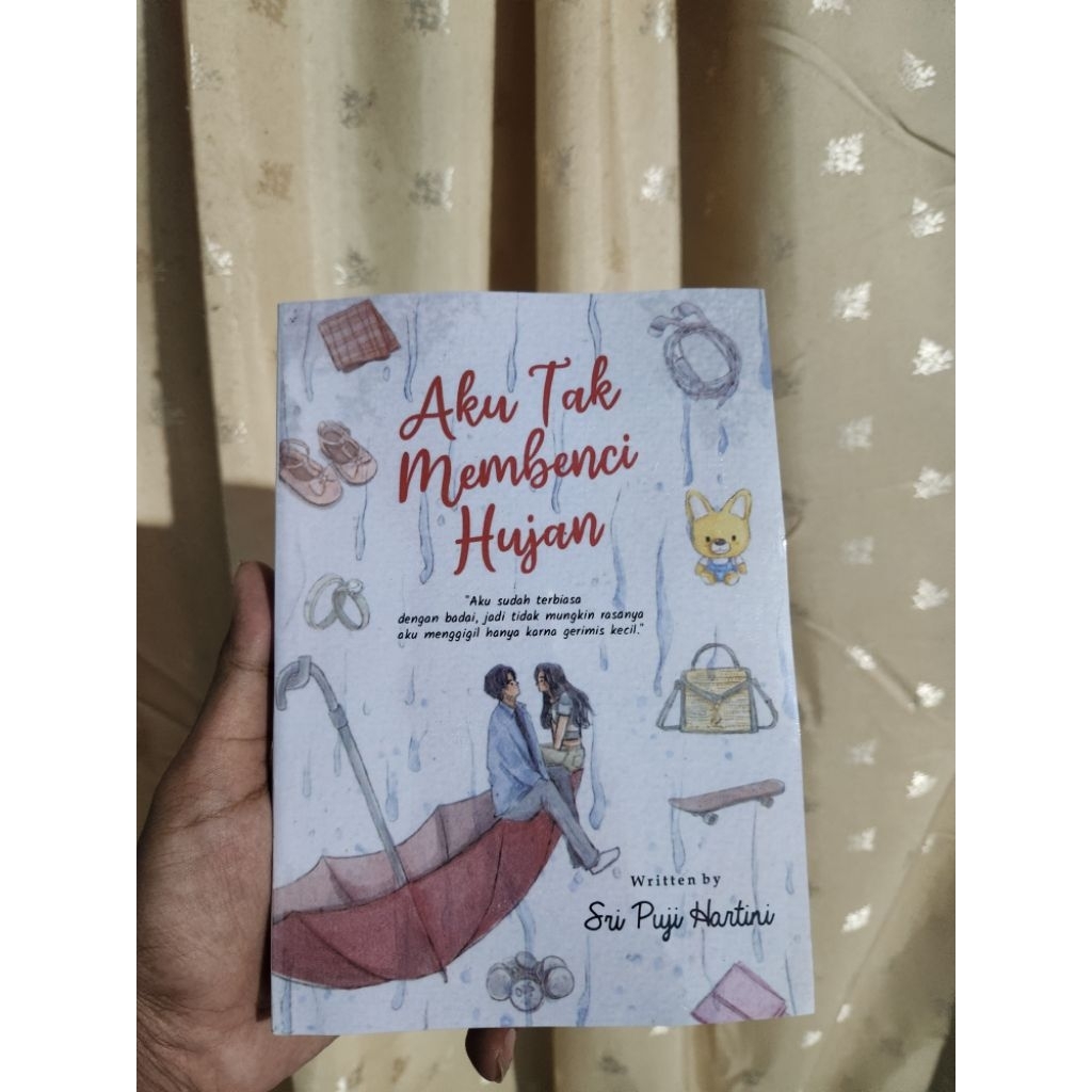 Buku novel Aku Tak Membenci Hujan _ sri puji