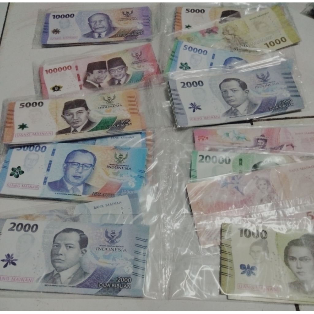 Uang Mainan. Mainan Anak Uang Palsu