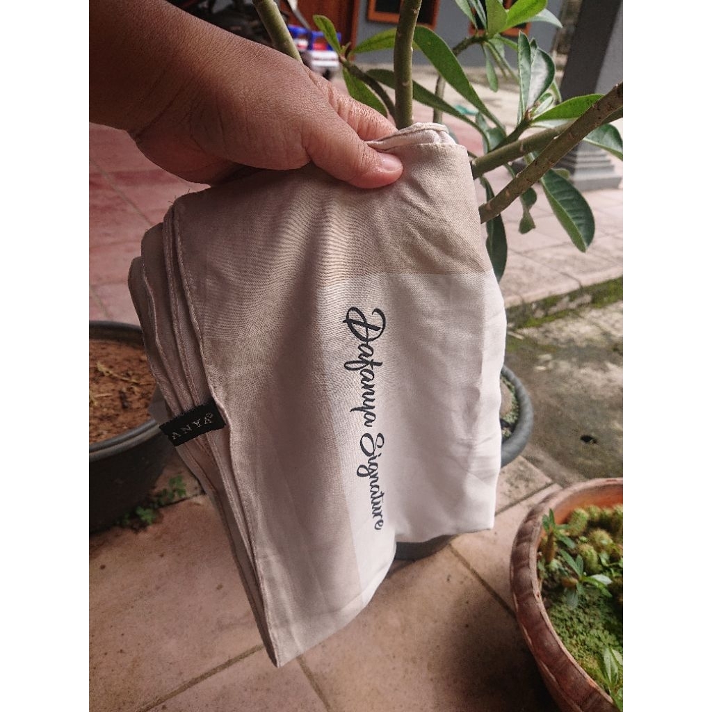 PRELOVED KERUDUNG JILBAB SEGIEMPAT DAFANYA SIGNATURE