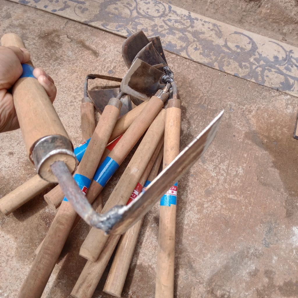 kored cangkul rumput gagang kayu