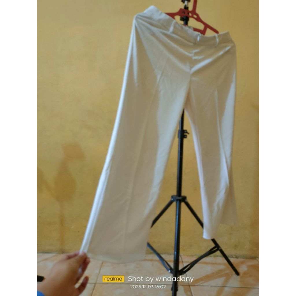 CELANA WANITA PUTIH BW CUTBRAY