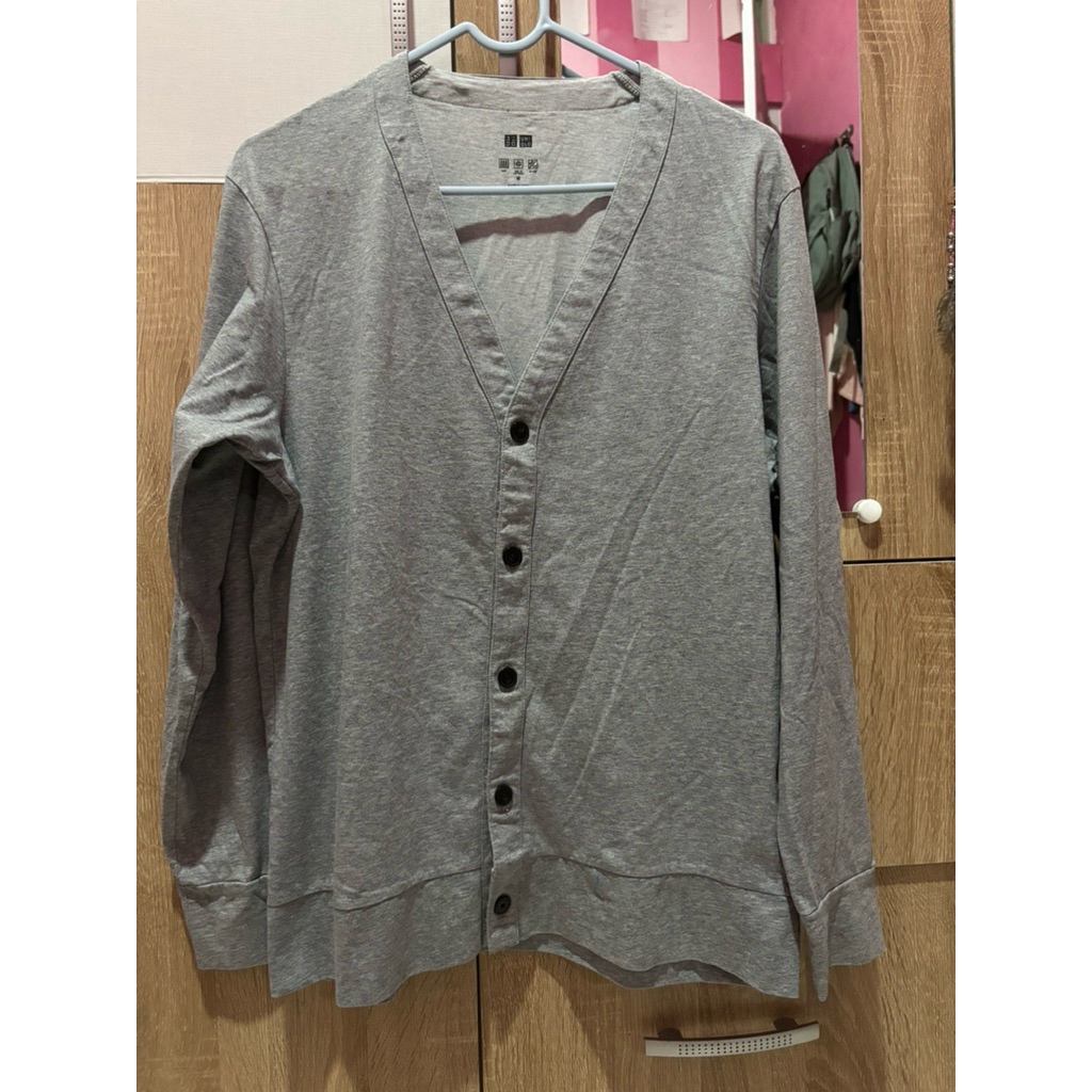 cardigan uniqlo abu airism size M,minus titik” noda