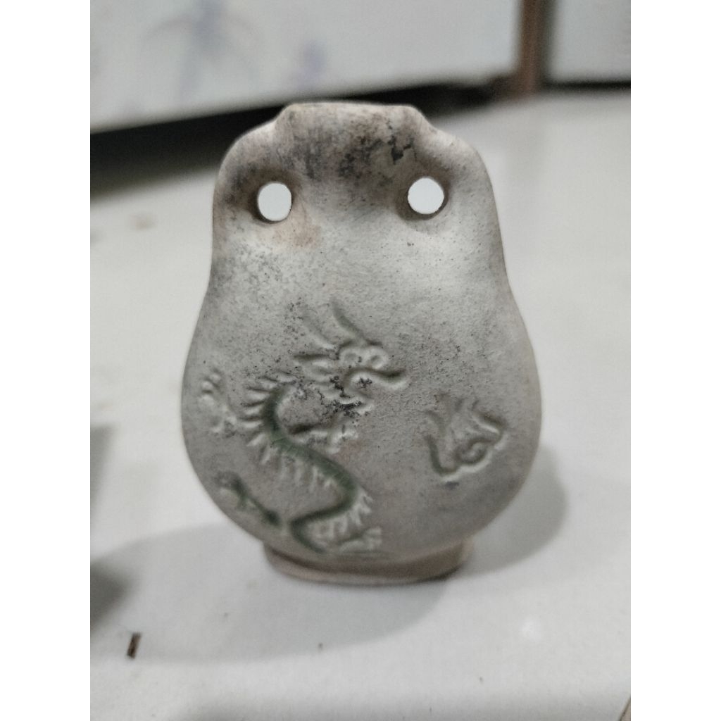 Guci kuno china naga temuan sungai Mahakam.Buli buli keramik