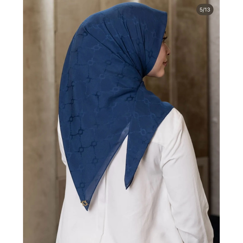 Plain scarf Monogram chain 2.0 Wearing Klamby