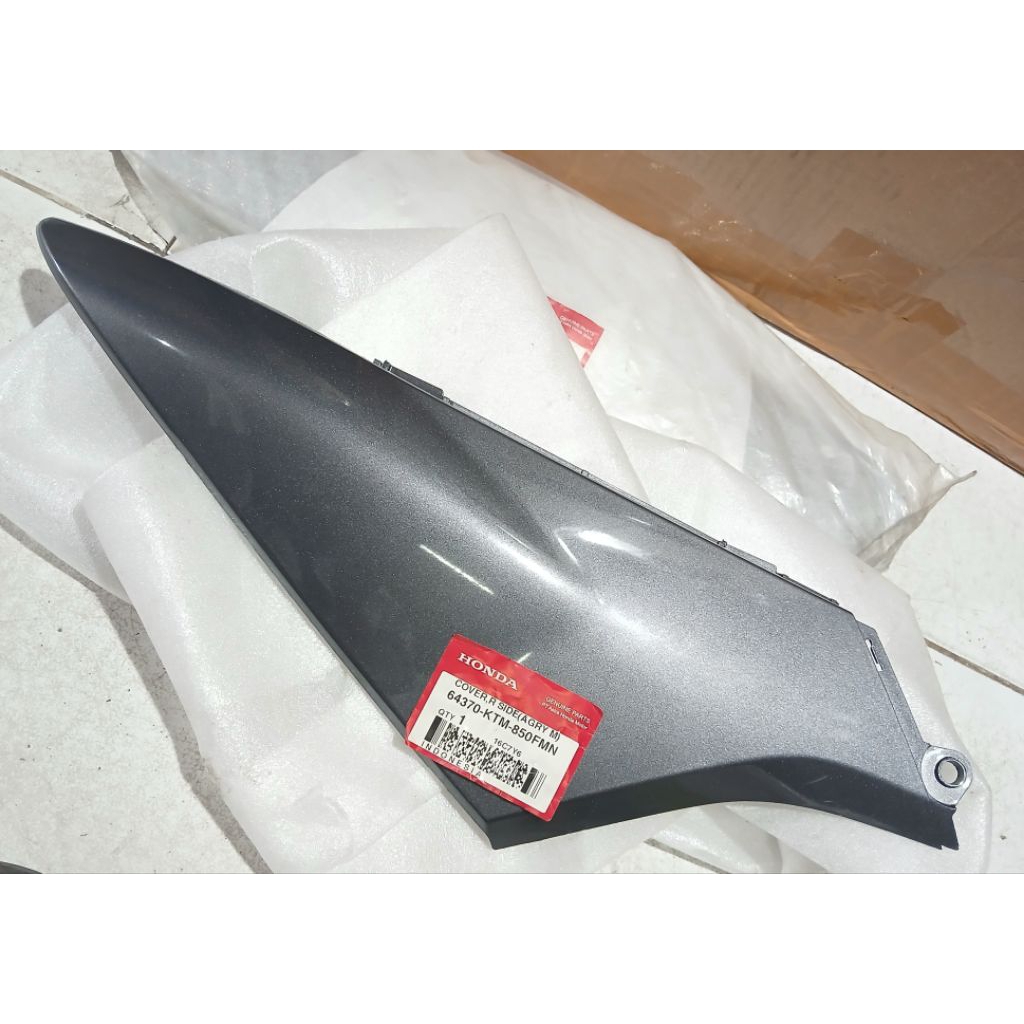 64370 KTM 850FMN COVER SAMBUNGAN BODY SAMPING SUPRA X125 ABU METALIK KANAN ORIGINAL AHM