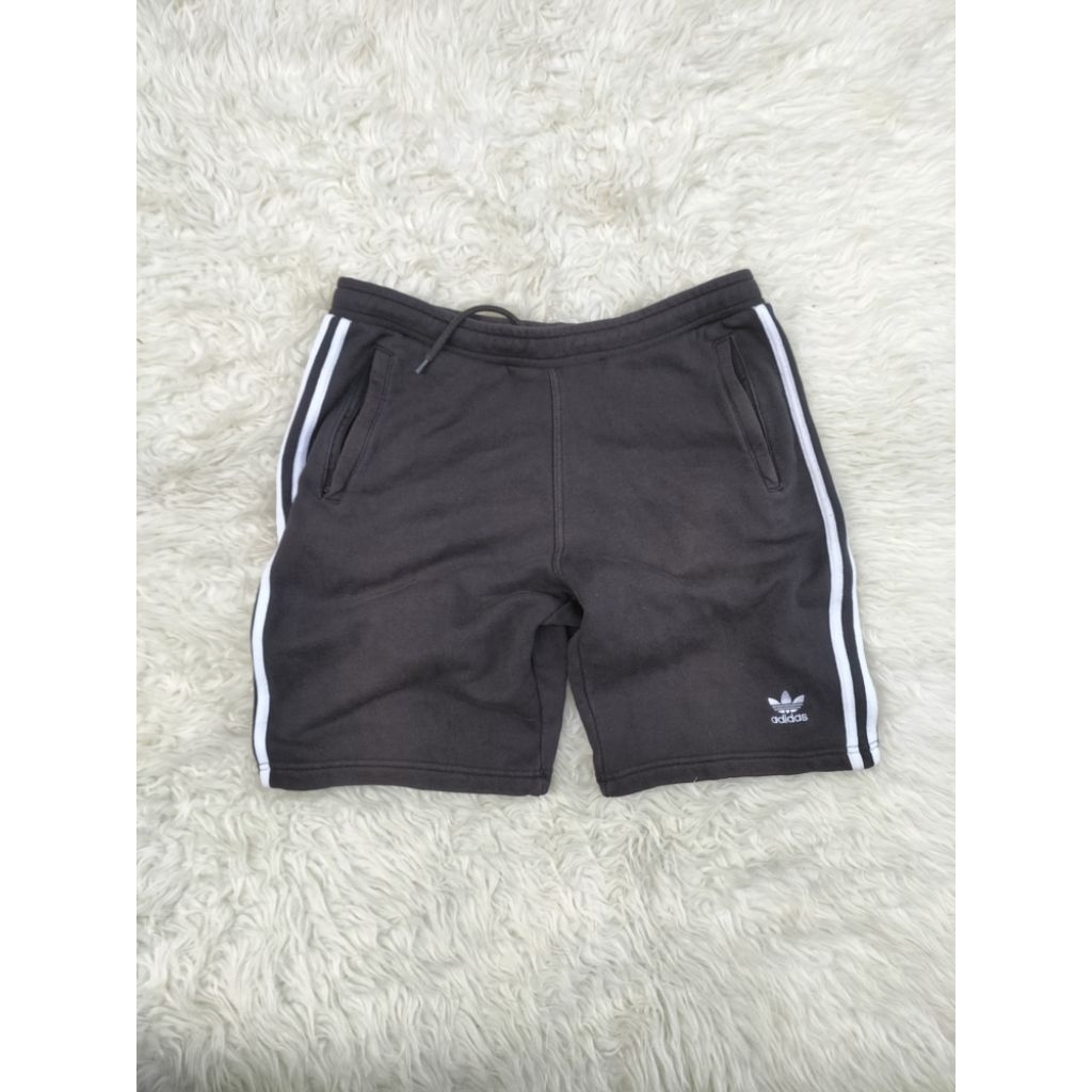 Celana pendek Adidas original.