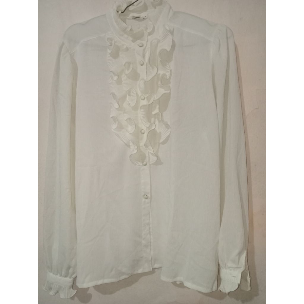blouse putih ruffle