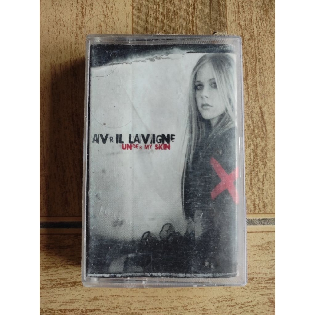 kaset pita AVRIL LAVIGNE "under my skin"