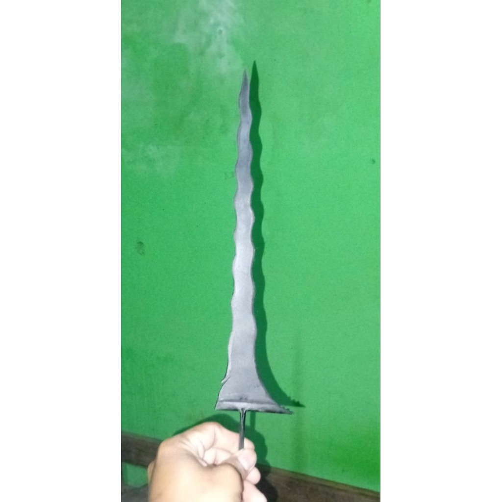 Keris Luk 17 Panjang 30 gagang 6 cm Terbuat dari besi Drum