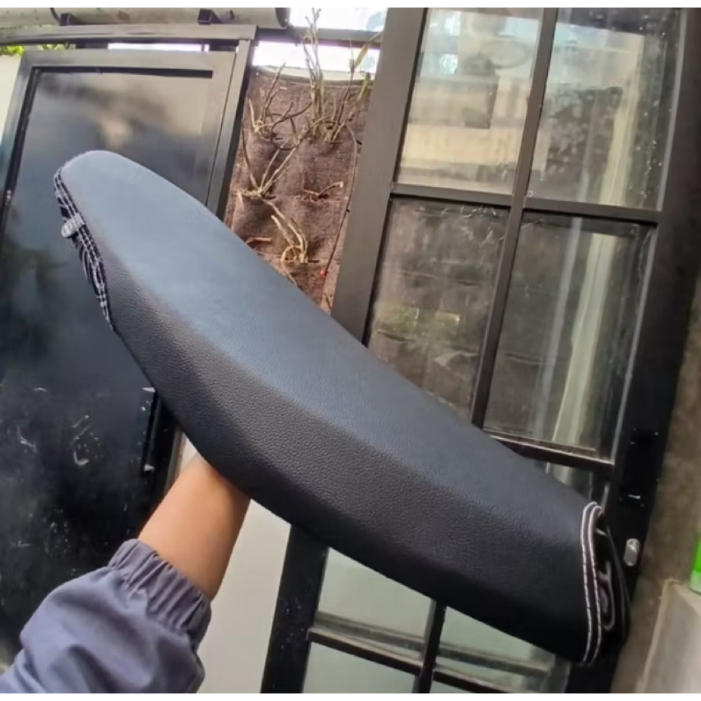 Kulit fis r slim tipis amplas x wave karbon - Sarung jok motor fiz r vega lama