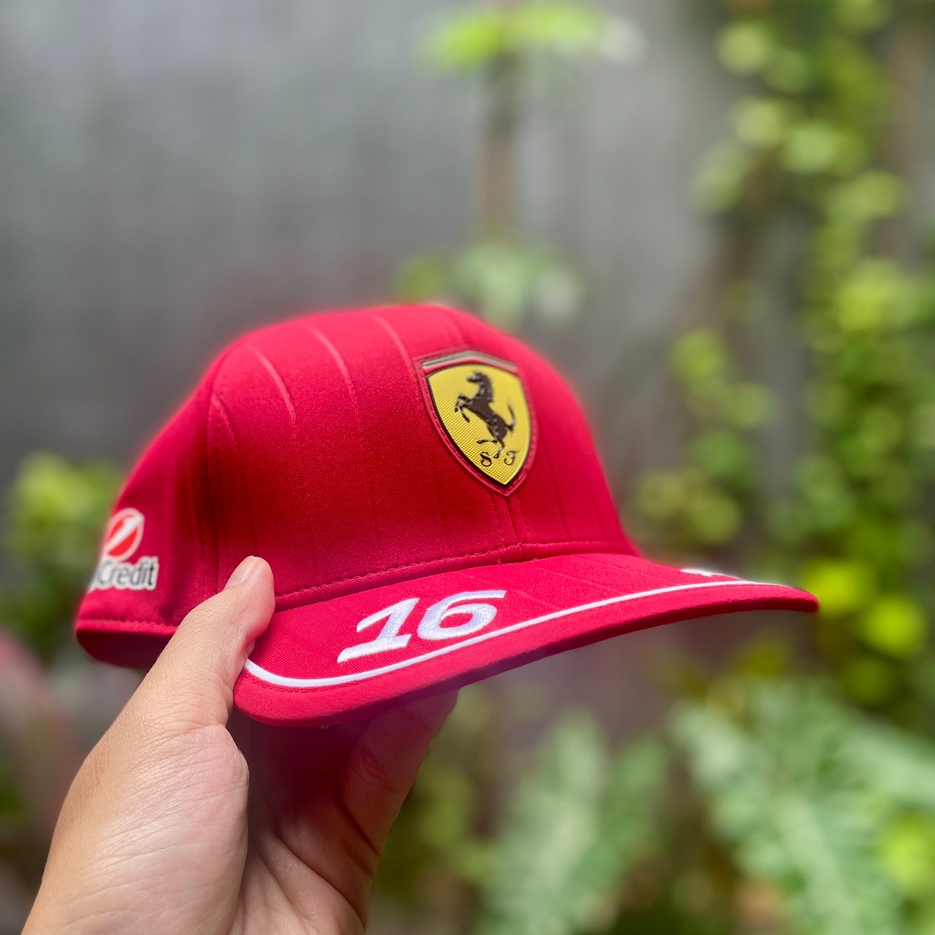 Topi Charles Leclerc Ferrari 2025 Caps F1, Formula 1 Original PUMA – BRAND NEW