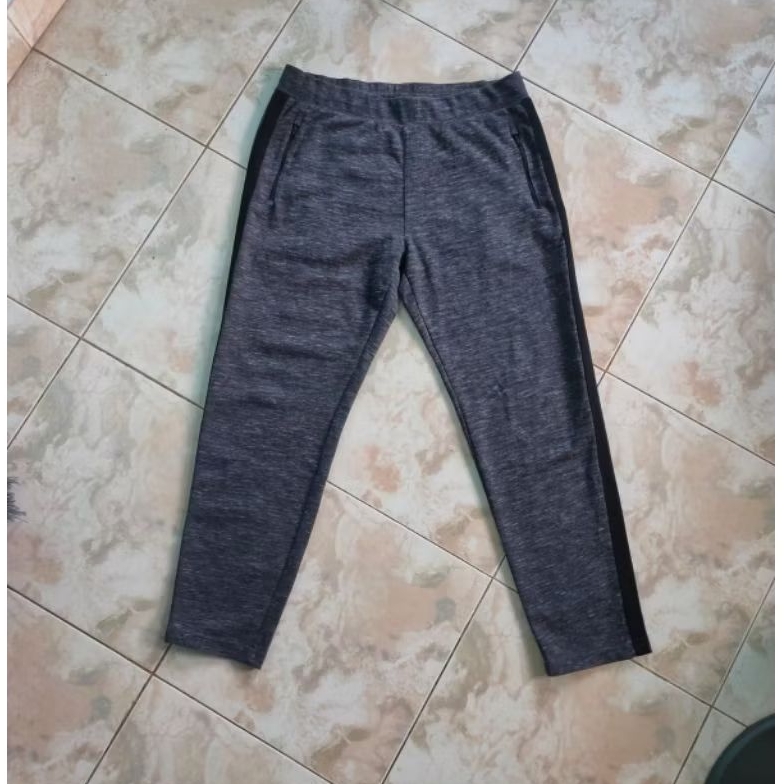 Celana Uniqlo Softshell Tapered Santai & Sporty