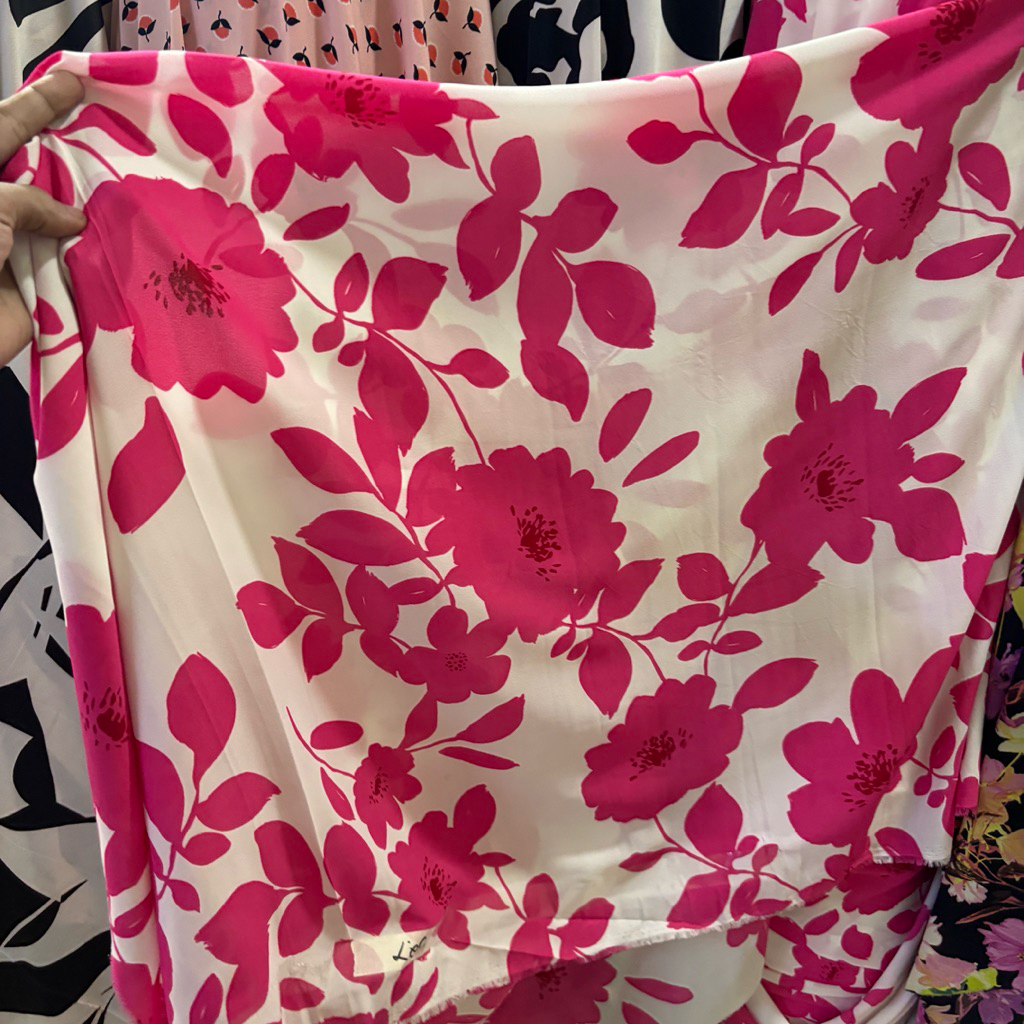 Kain Zara Crepe Motif Bunga Pink putih – Bahan Flowly Elegan untuk Gamis, Dress, dan Kebaya Modern l