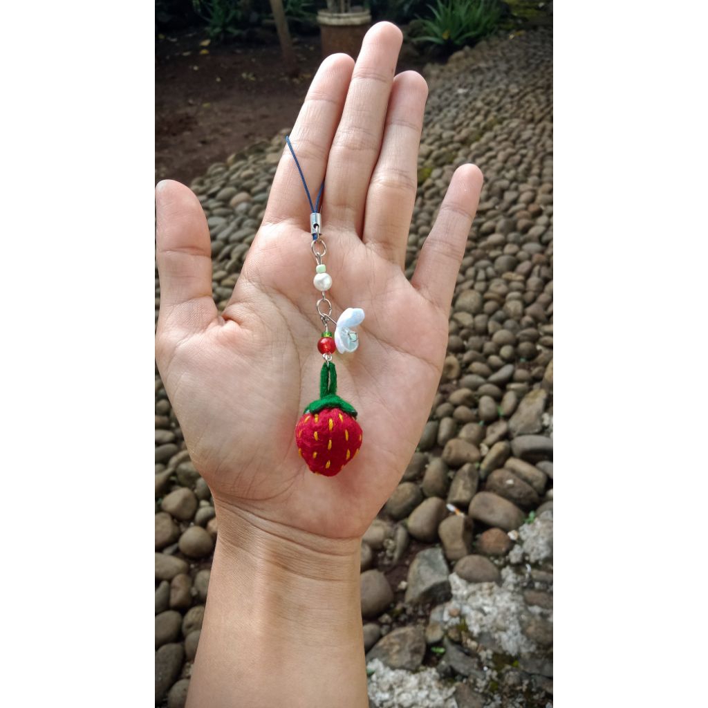 Gantungan hp strawberry mini kain flannel