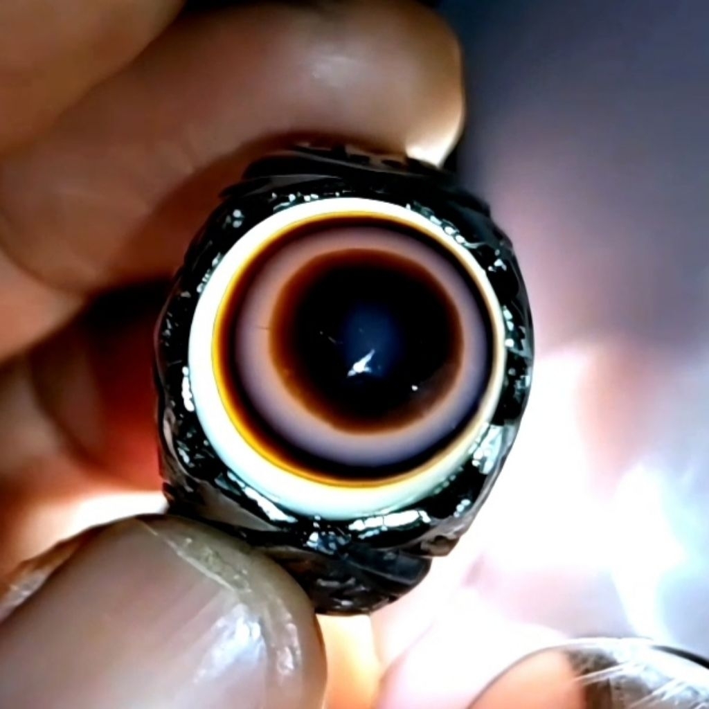 Batu akik Yaman puser mata hitam