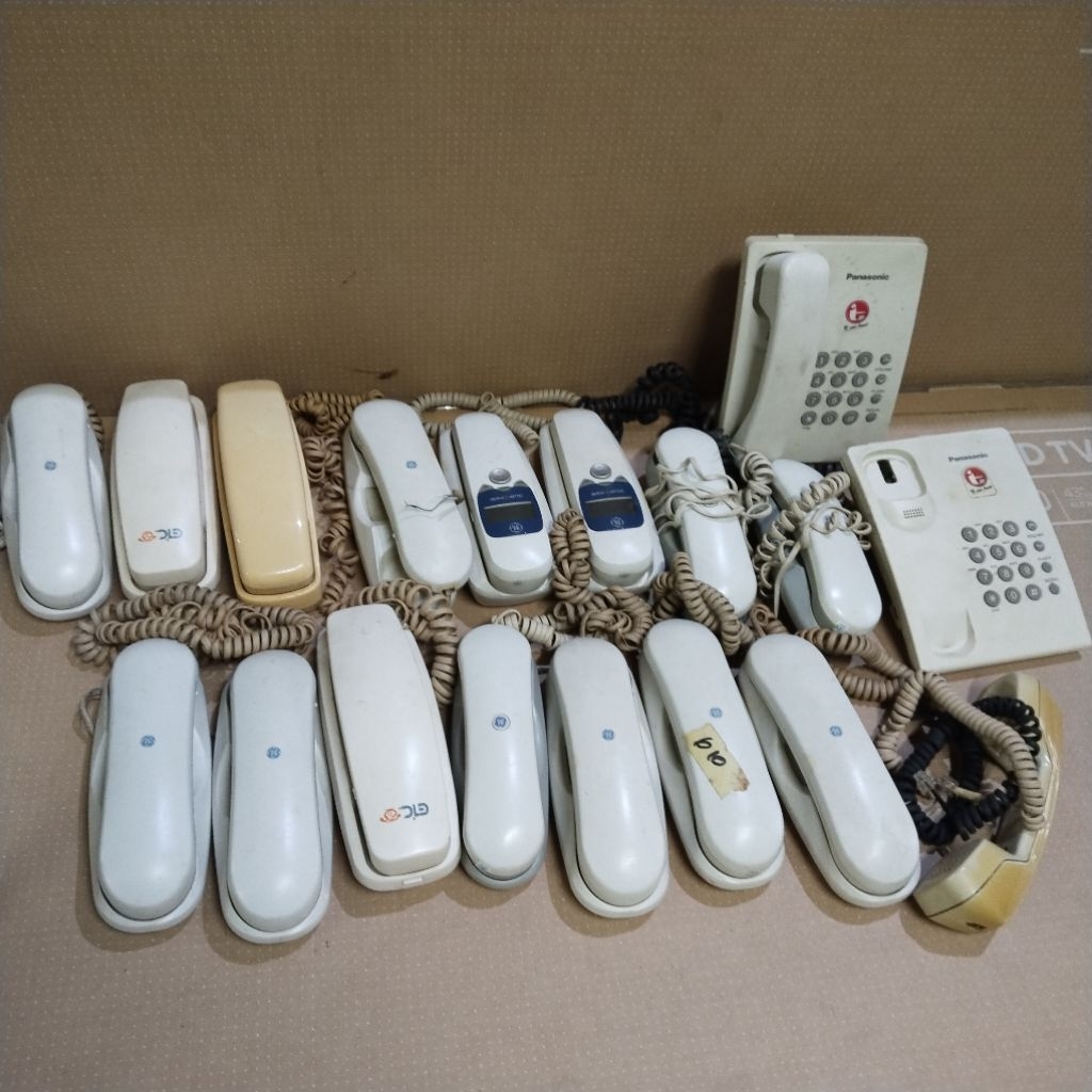 16pcs telepon rumah kondisi oprekan / barang bekas campur