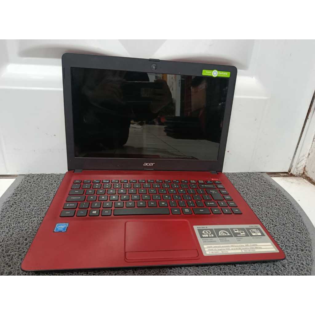 Laptop Acer one 14 merah  Windows 10 pro 64-bit  Processor Intel Celeron 2957U 1.4GHz Ram 2 gb  Peny