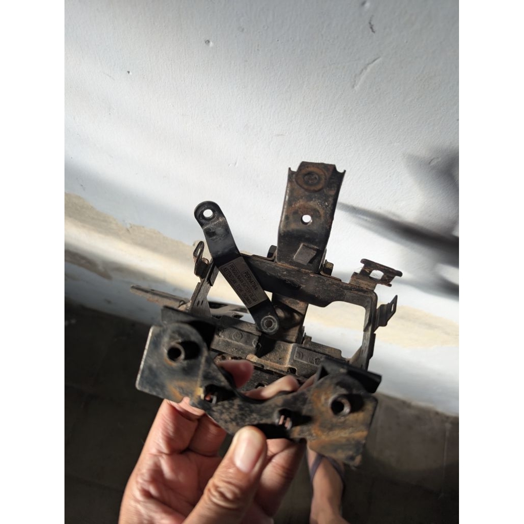 Breket dudukan AKI VARIO KZR 125 OLD (original copotan)