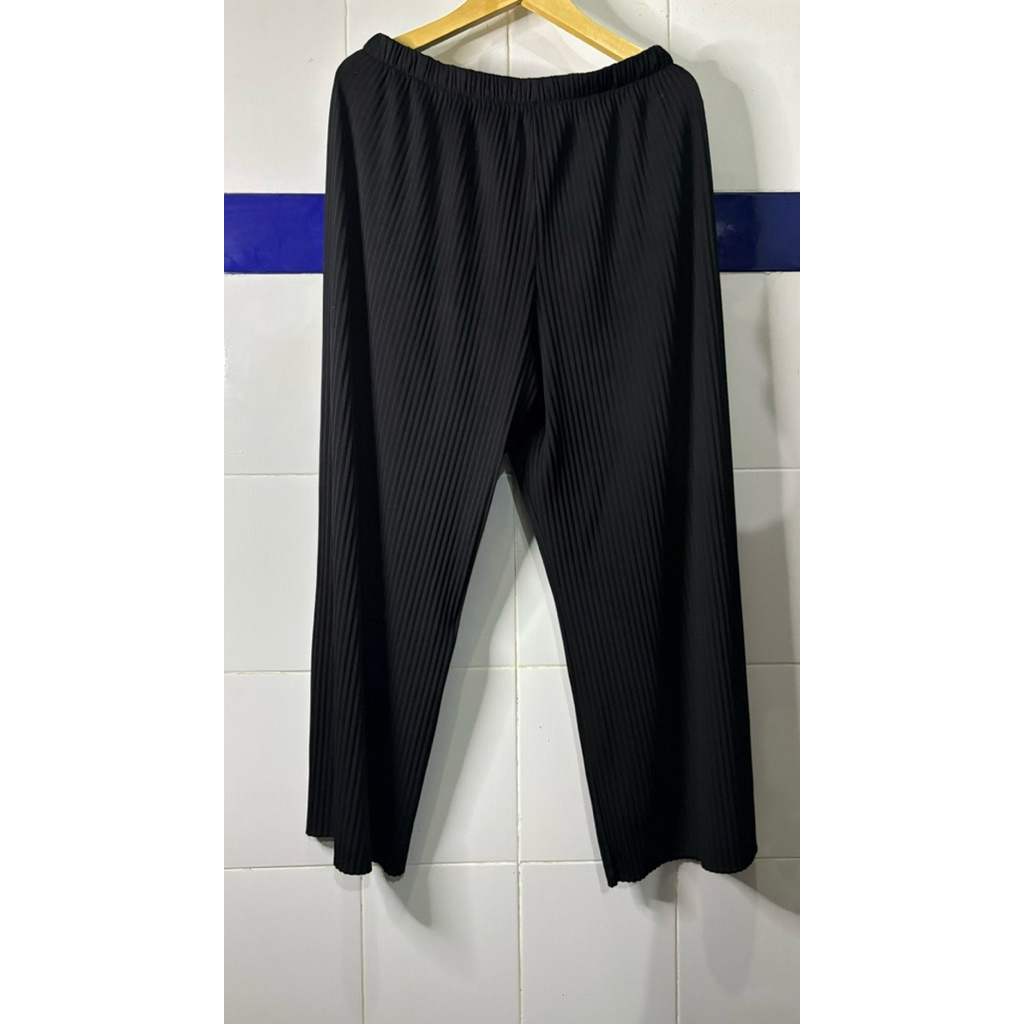 Celana kulot plisket uniqlo warna hitam size XL