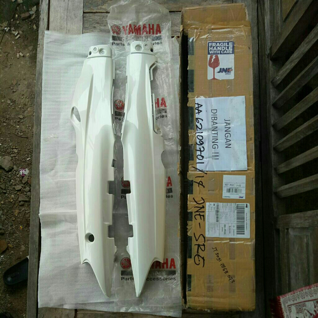 cover body  body belakang f1zr fizr putih original ori