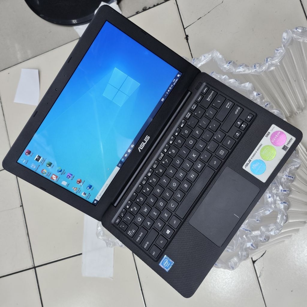 Laptop Notebook Asus 12inch Asus E202S RAM 2+128GB SSD PENYIMPANAN Windows 10