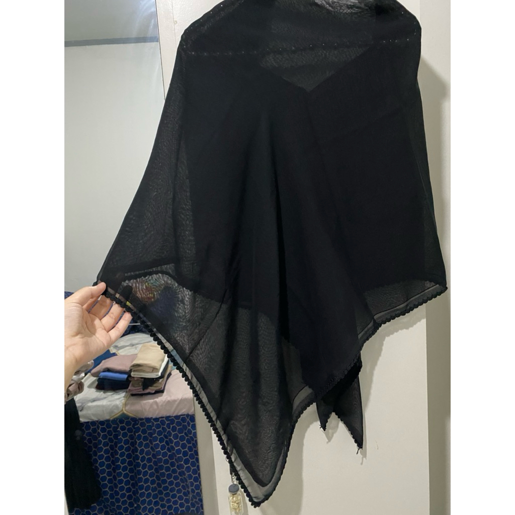 Preloved Paris Jilbab Segiempat Square Hitam Renda Polos Lembut