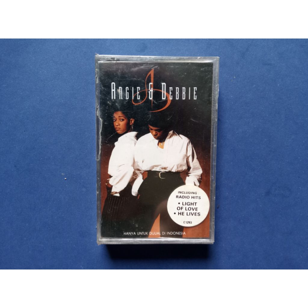 Kaset Pita Angie & Debbie Light Of Love The Album Prod PT Aquarius Musikindo ( Segel )
