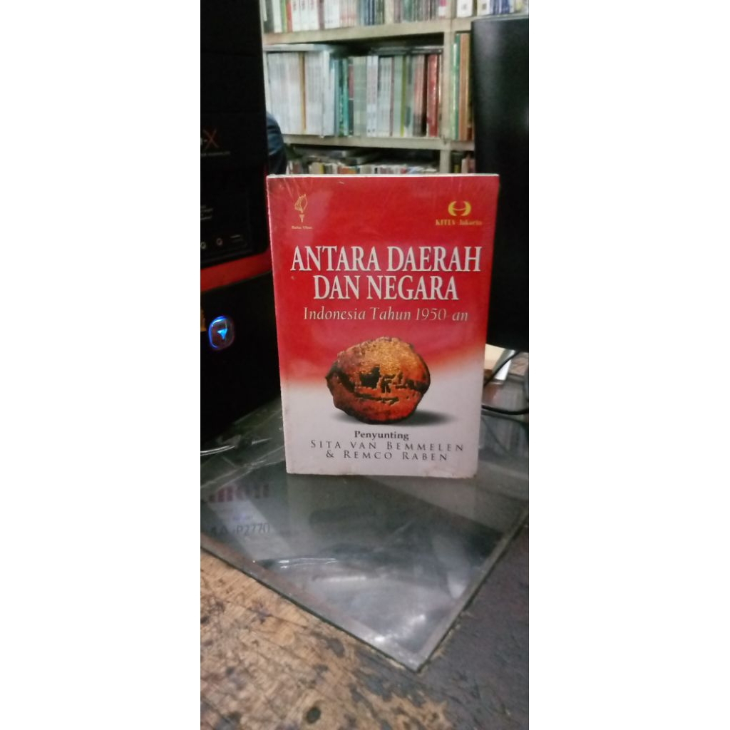 Antara Daerah dan Negara: Indonesia Tahun 1950-an/Penulis: Sita Van Bemmelen & Remco Raben