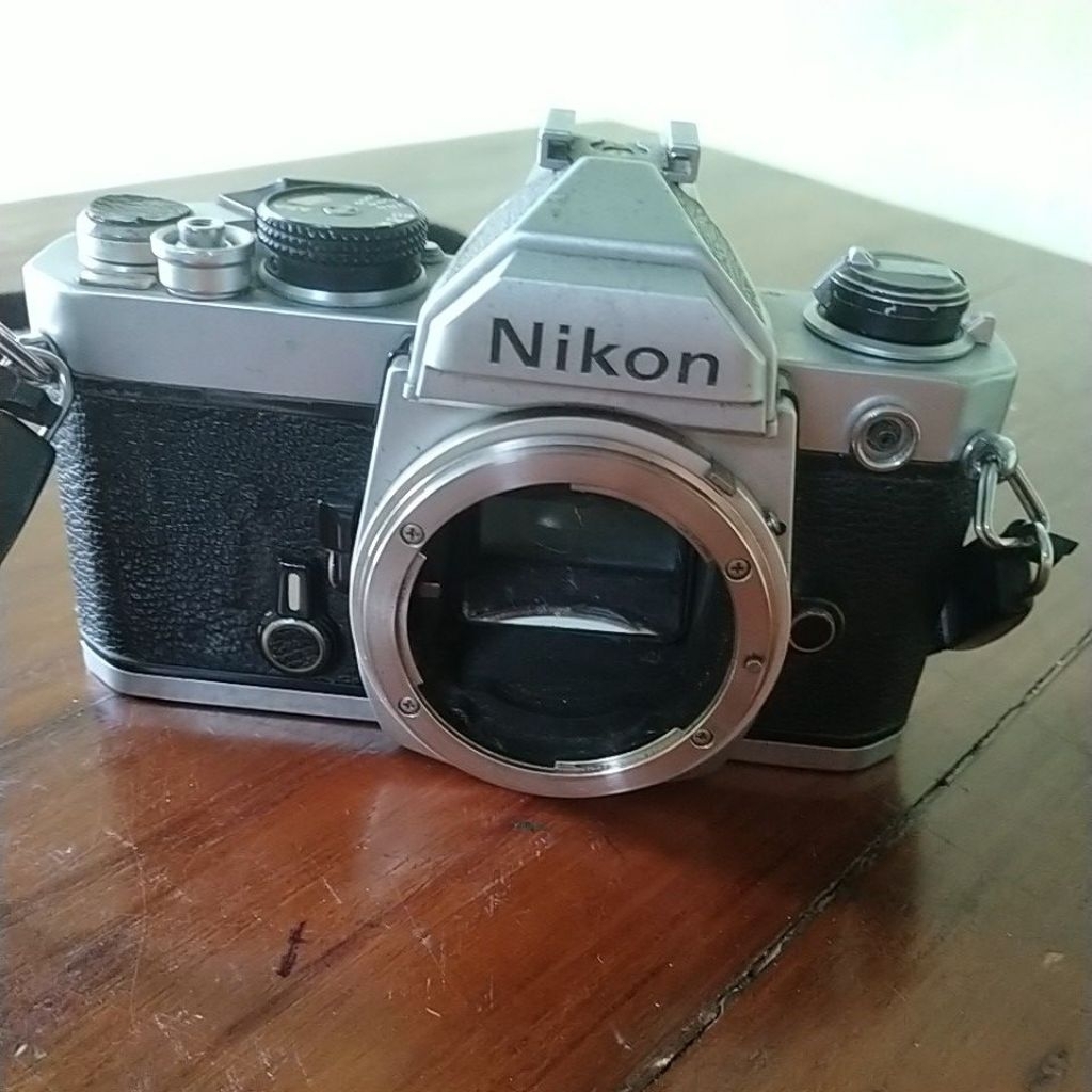 Nikon FM Kamera SLR Film 35mm Manual Fokus - Body Silver/Hitam
