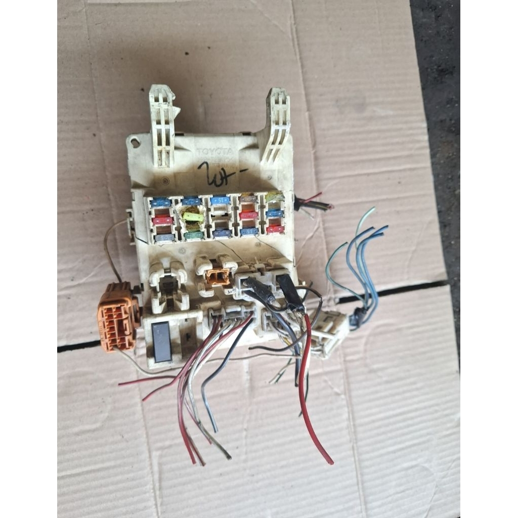 box sikring sekring fuse box bagian interior bawah dashboard all new corolla ae111 96-98