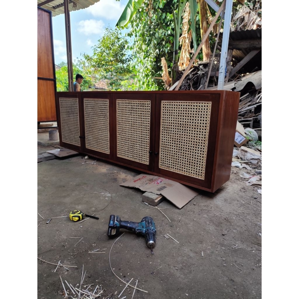 lemari dapur kayu solid kombinasi rotan kabinet gantung kayu jati pintu rotan kitchen set gantung