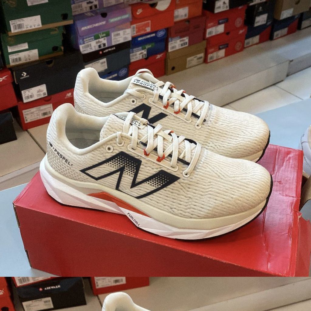 Sepatu Running Pria NB FuelCell Propel v5